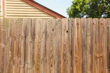 Kahverengi boyalı ahşap çit.