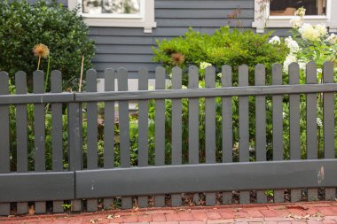 Beyaz ahşap arka planı olan çitler.