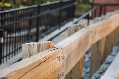 Parkta ahşap bir bank