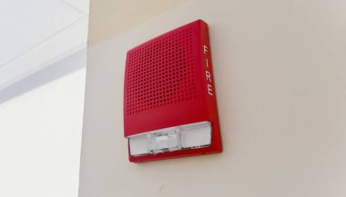 Duvarında kırmızı alarm olan kırmızı bir klima sistemi..
