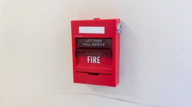 Kapıdaki alarm işaretli. Kırmızı duvar. Güvenlik ve acil durum kavramı.