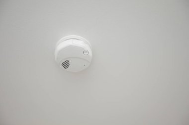 Beyaz alarm düğmeli beyaz duvar