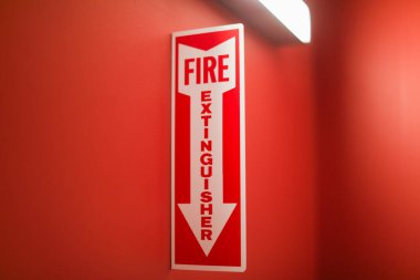 Kırmızı duvarda yangın çıkışı tabelası.