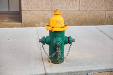 Turuncu renkli sarı ve kırmızı vanalı su vanası..