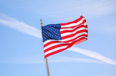 Açık mavi gökyüzünde Amerikan bayrakları. ABD