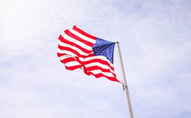 Mavi gökyüzünün arka planında Amerikan bayrakları