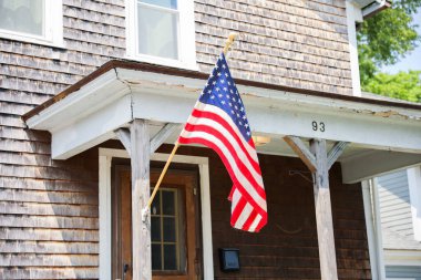 Bir evin verandasında Amerikan bayrağı.