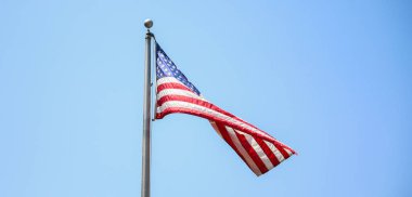 Mavi Gökyüzüne Karşı Amerikan Bayrağı Dalgalanıyor