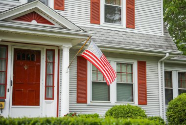 New Hampshire 'da kırmızı bayraklı bir ev.