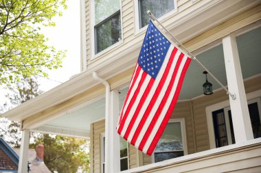 Evin verandasında Amerikan bayrakları