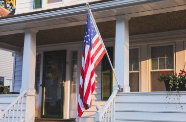Beyaz çizgili ve kırmızı yıldızlı Amerikan bayrakları