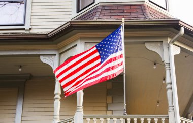 Bir caddenin üzerinde Amerikan bayrağı.