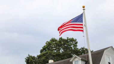 Bulutlu bir günde Amerikan bayrakları.