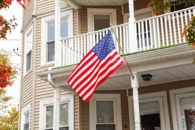 Tahta bir evde beyaz bir bayrak. Amerika 'da Amerikan bayrağı. Amerikan tarzı Amerikan bayrağı..