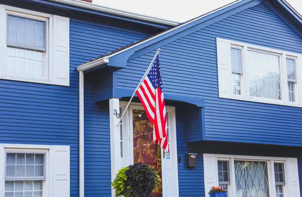 New York 'ta bir yerleşim yerinde mavi Amerikan bayrakları. ABD, New York