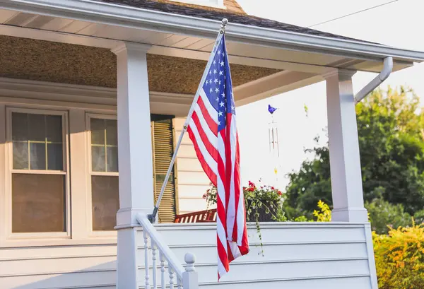 Köy sokaklarında bayrağı olan bir Amerikan evi.