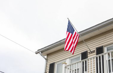 Amerikan bayrağında beyaz bir evde Amerikan bayrağı.