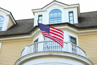 Ev balkonunda Amerikan bayrağı