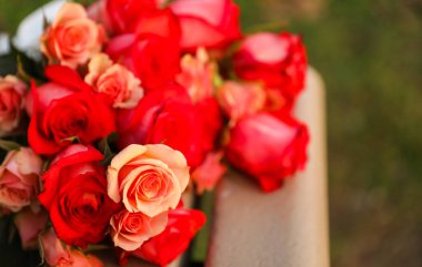 Taze renkli gül buketi