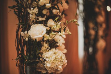 Odanın içinde güzel bir düğün buketi.