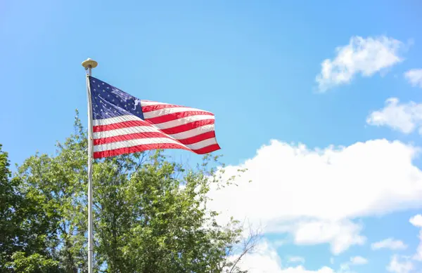 Mavi gökyüzü arka planında Amerikan bayrağı