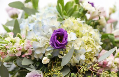 Güzel bir buket çiçek.