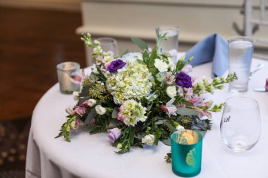 Düğün buketi restorandaki masada.