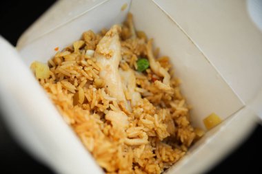 Tavuk, tavuk, kızarmış tavuk ve sebzeli erişteyi yakın. Çin yemeği.