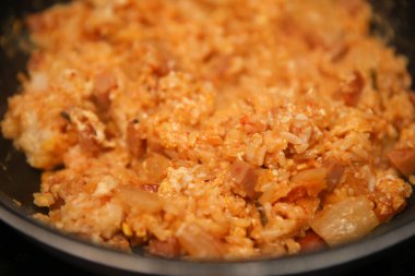 Tavada kızarmış pirinç.