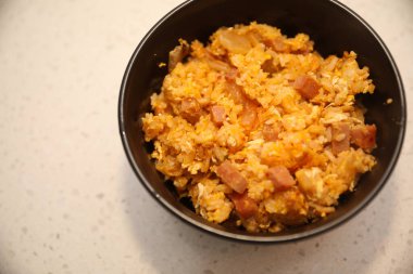 bir tabak içinde tavuk kızarmış pilav