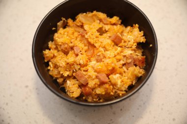 Et ve sebzeli pilav. Kızartma tavasında et ve baharatla pilav..