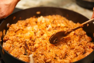 Tavada etli pilav yakın plan.