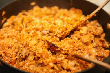 Kazanın içindeki lezzetli pilavı kapat.