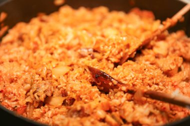 Tavada kızarmış pirinç..