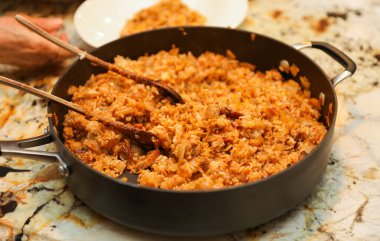 Tavada kızarmış pirinç.