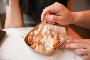 Kadın çok lezzetli dondurma yiyor.