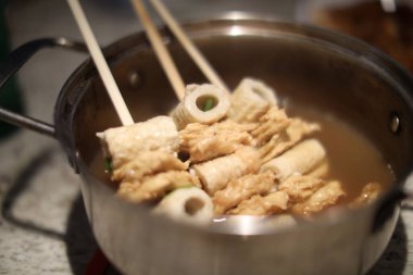 Lezzetli bir çorbanın mutfak fotoğrafı.