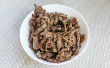 Sarımsaklı kızarmış domuz eti ve tabakta bitki.