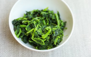 Masadaki bir kasede kızarmış ıspanak.