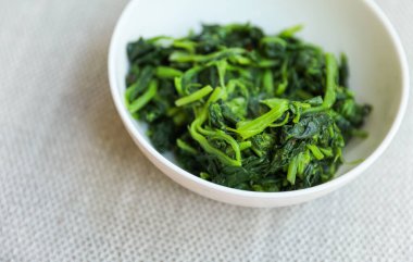 ıspanak ve sarımsak sosu.