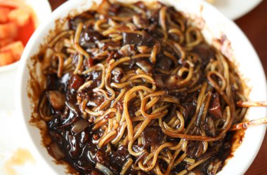 Baharatlı siyah soslu Kore eriştesi ve kızarmış tavuk.