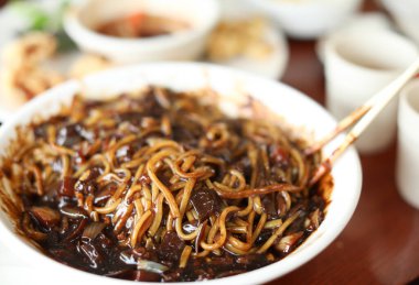 Sebzeli Çin eriştesi yakın.