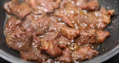 Tavada sığır eti pişirmek