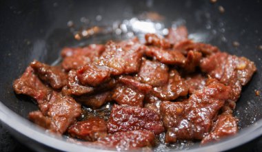 Baharatlı ve etli biftek carpaccio.