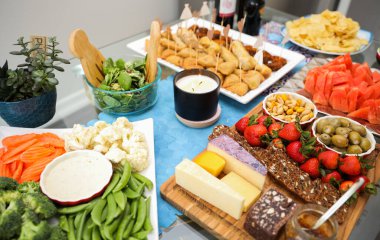 Masasında çeşitli yemekler olan açık büfe masası.
