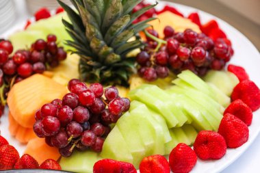 bir tabak içinde meyve salatası