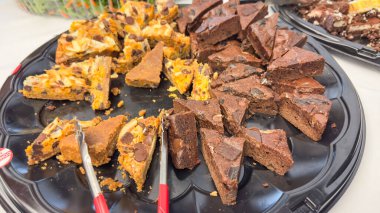 Kremalı ve karamel kaplı çikolatalı pasta.