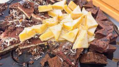 Çikolatalı ve kremalı kek.