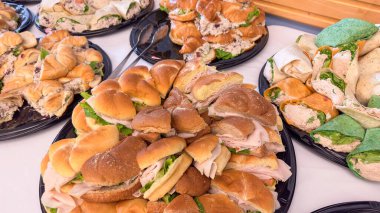 Düğünde yemek servisi.