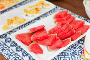 Taze karpuz ve beyaz tabakta karpuz.